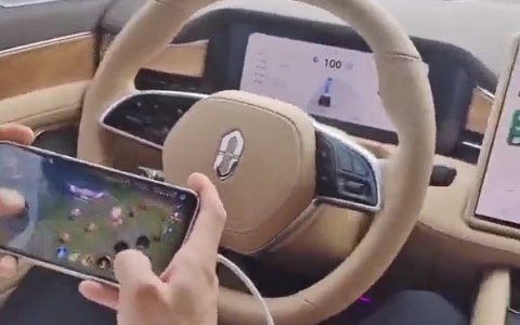 离谱！问界m7高速智驾行驶，司机竟在低头玩手机游戏